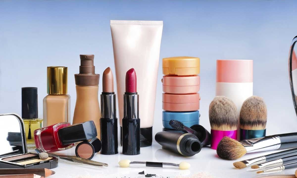 استشارية تحذّر من مادة موجودة ببعض منتجات التجميل: سامة وتؤثر في الأعصاب والبشرة
