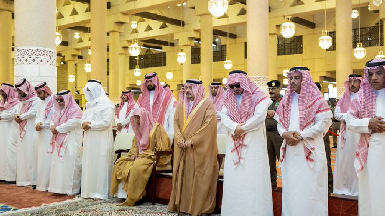 أمير الرياض يؤدي صلاة الميت على والدة الأمير سعود بن مساعد
