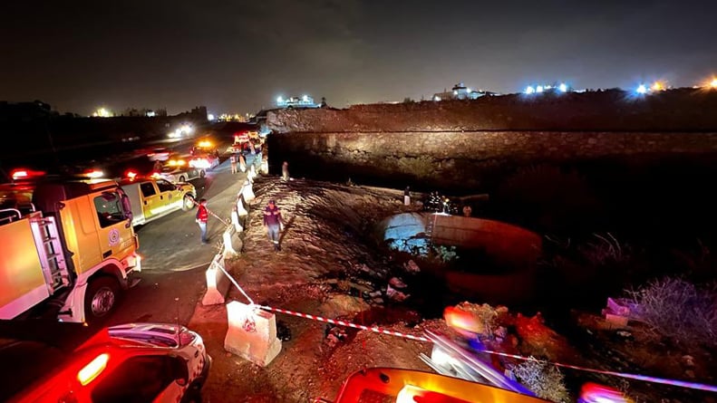 إنقاذ شخص سقطت مركبته في بئر بخميس مشيط
