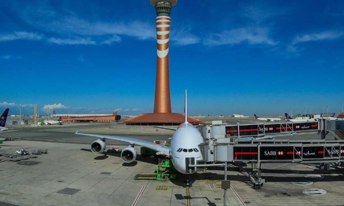 مطار الملك عبد العزيز بجدة يعلن تأخر إقلاع بعض الرحلات بسبب الأحوال الجوية 
