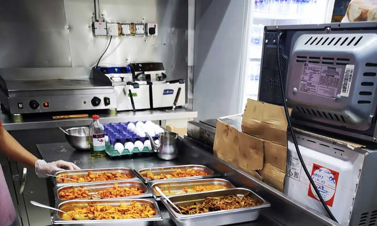 إتلاف مواد غذائية فاسدة وإيقاف عامل بأحد محلات الظهران
