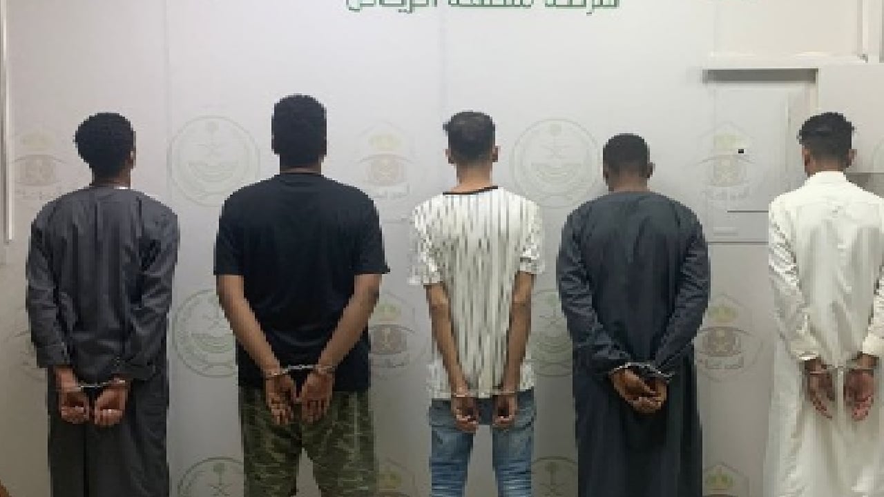 بينهم 3 مواطنين.. القبض على 5 أشخاص لسرقتهم مصوغات ذهبية بالرياض
