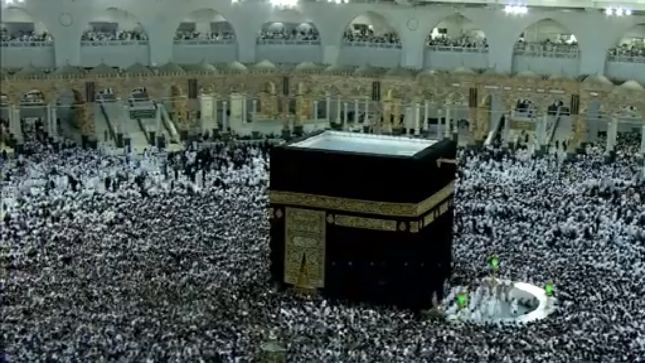وسط انسيابية وأجواء روحانية.. صحن الطواف يمتلئ بالمعتمرين
