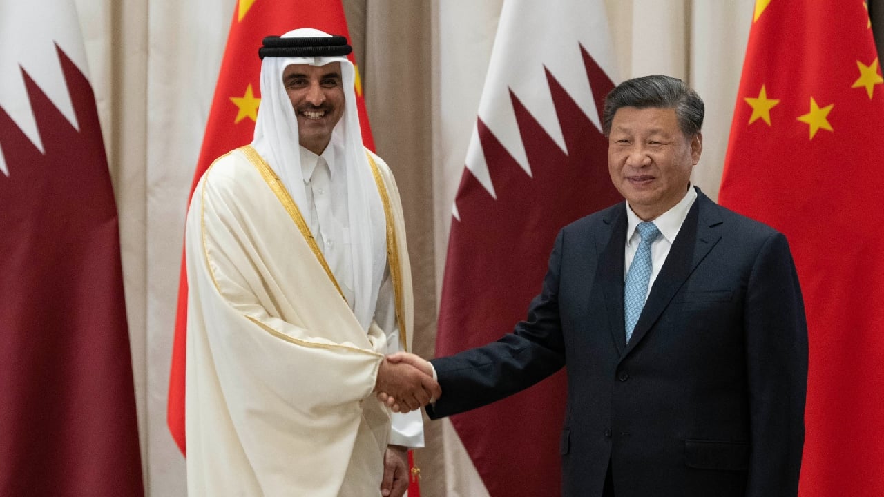 أمير قطر يعقد جلسة مباحثات مع الرئيس الصيني في الرياض