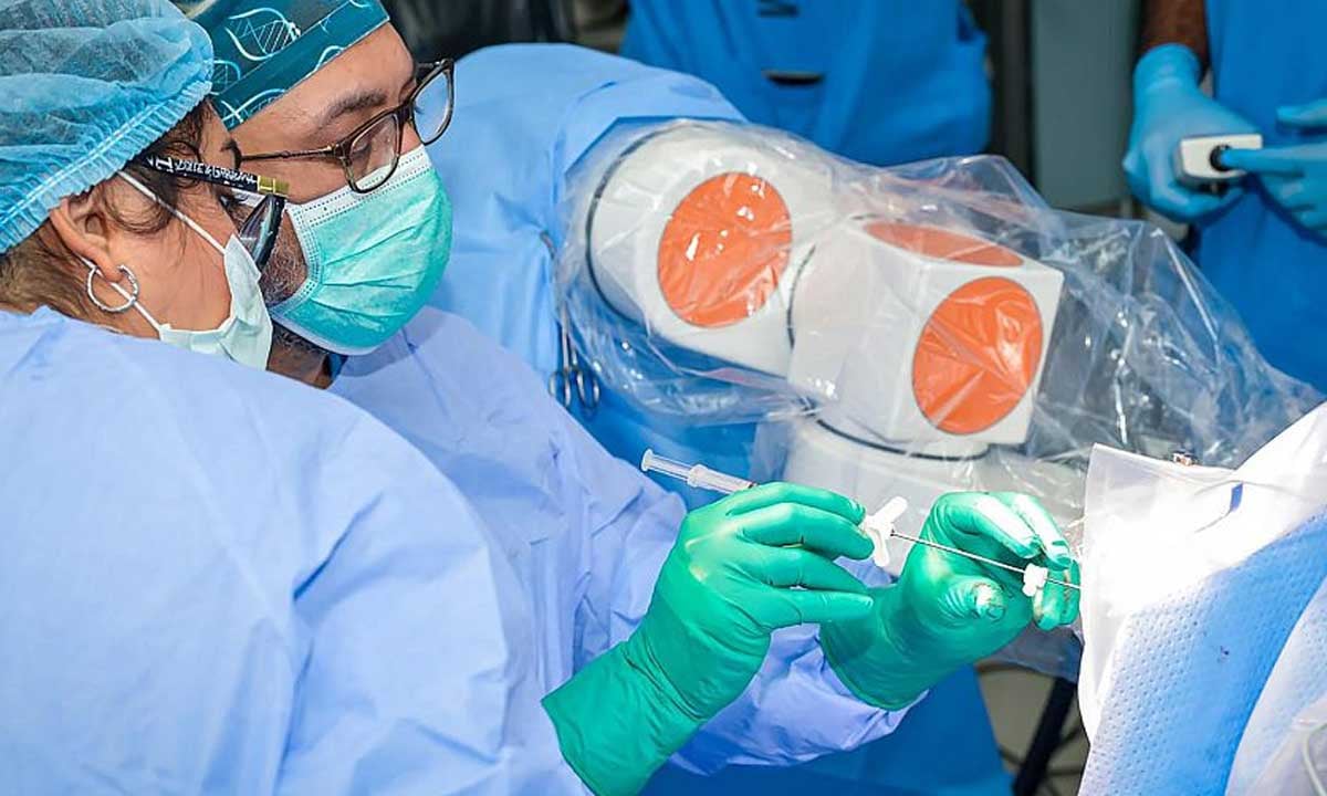 إجراء أول جراحة مخ باستخدام الروبوت في "تخصصي جدة"