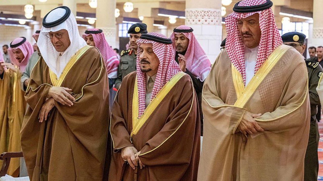 أمير الرياض يؤدي صلاة الميت على أحمد السديري