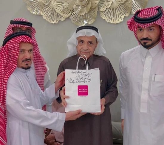لمسة وفاء.. عدد من متقاعدي الأمن العام يقيمون حفلاً لزميل لهم بعد تعافيه من إصابة بحادث
