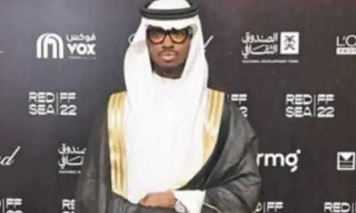 جذب الأنظار.. عارض أزياء عالمي يظهر بالثوب السعودي خلال مهرجان البحر الأحمر السينمائي