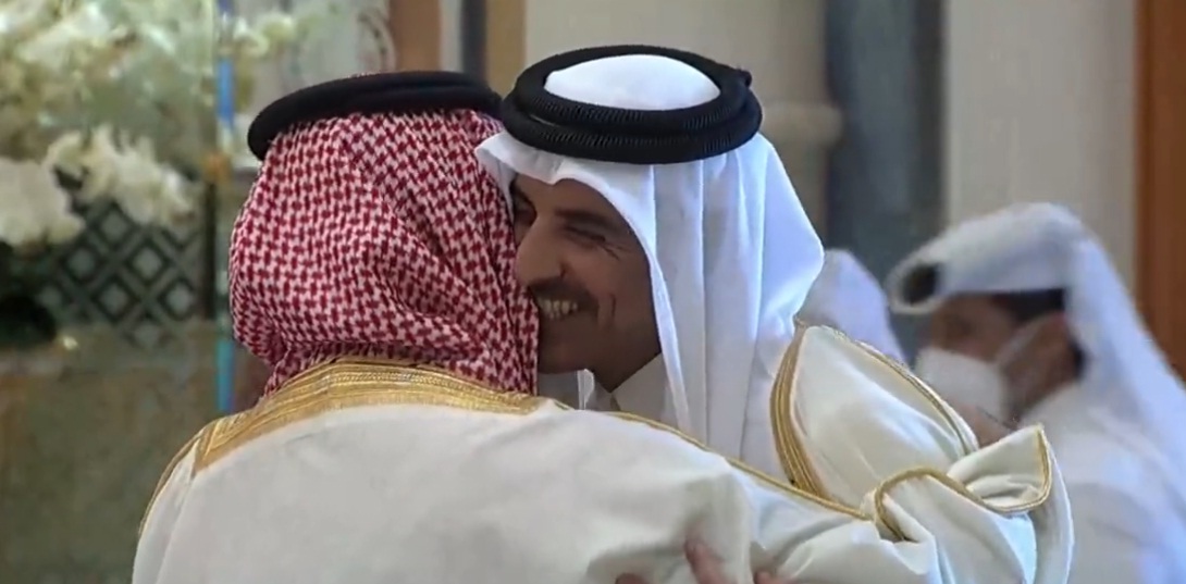 بالفيديو.. ولي العهد يستقبل أمير قطر بـ«عناق أخوي» وترحيب حار