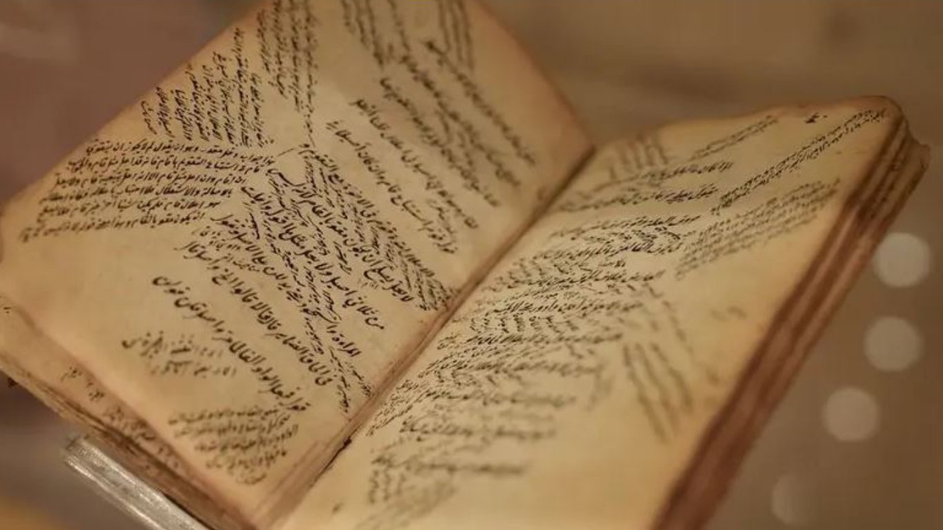 مكتبة الملك عبدالعزيز تعرض مجموعة نادرة من المخطوطات بمناسبة اليوم العالمي للغة العربية 