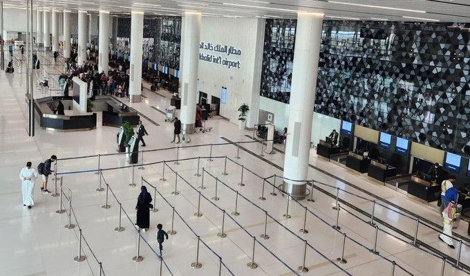مطار الملك خالد يعتذر للمسافرين بسبب «عطل أثر على الحركة التشغيلية»