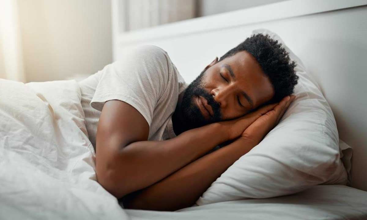 استشاري قلب يُحذر من النوم لأقل من 6 ساعات يوميًا