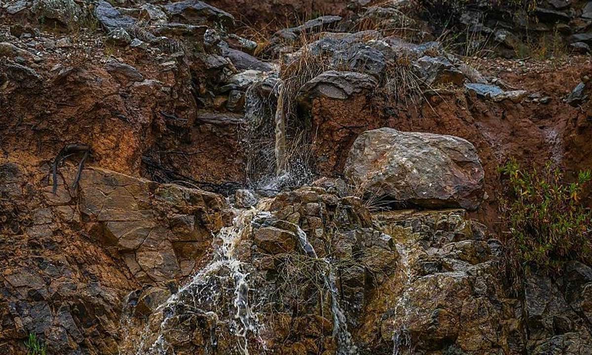 بعد هطول الأمطار.. الشلالات ترسم لوحات جمالية في مدينة الباحة (صور)