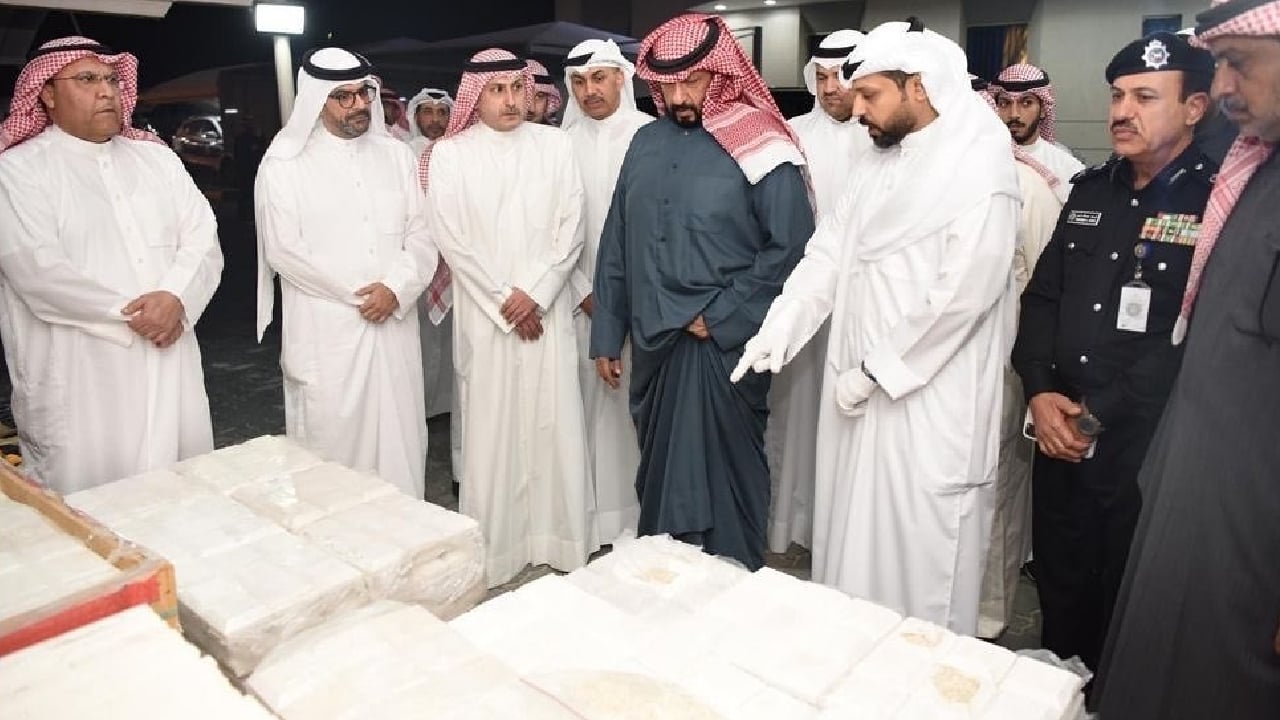 بالفيديو.. وزير الداخلية الكويتية يشرف على ضبط 335 كيلوجرامًا حشيش ومليون حبة كبتاجون 