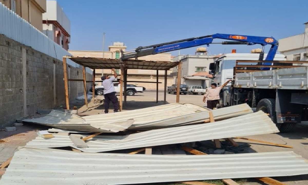 إزالة مظلات مخالفة وعشوائية في غرب الدمام