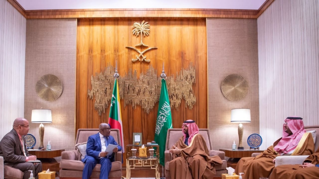 ولي العهد يبحث مع رئيس جزر القمر فرص التعاون الثنائي
