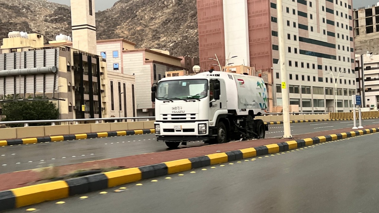 أمانة العاصمة المقدسة تباشر سحب تجمعات المياه وإزالة الأشجار المتساقطة