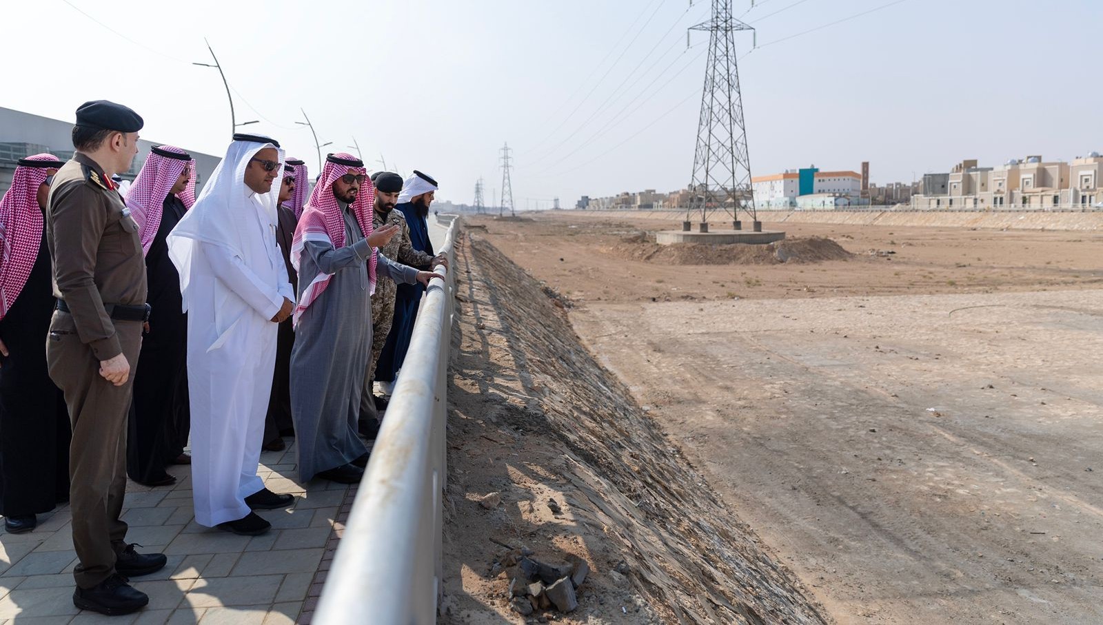 محافظ الخرج يتفقد معابر الأودية والسيول وتصريف مياه الأمطار 