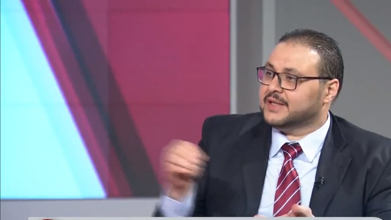 استشاري يحدد المدة اللازمة لتغيير وضعية الجلوس لتفادي آلام العمود الفقري (فيديو) 