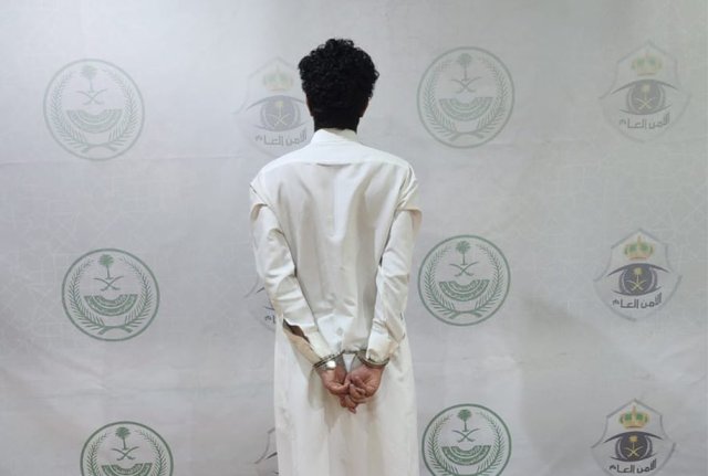 القبض على مقيم لنشره محتوى مرئي يتضمن ألفاظاً تمس القيم الدينية 