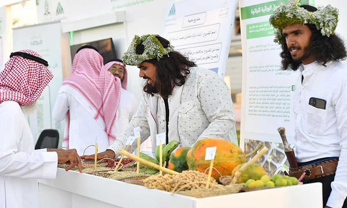 زوار مهرجان «عذْق» يتذوقون الأكلات الشعبية ويتعرفون على تقاليد الزراعة في جازان