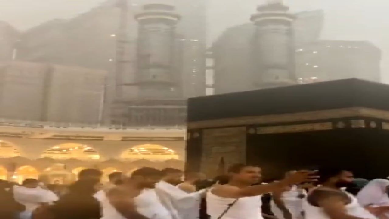 بالفيديو.. هطول أمطار غزيرة على الحرم المكي 