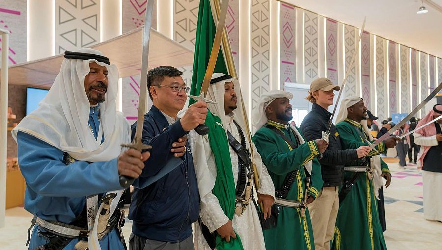 بالصور.. سفير سنغافورة لدى المملكة: مهرجان الإبل نقطة تحوّل تاريخية جمعت الماضي والحاضر