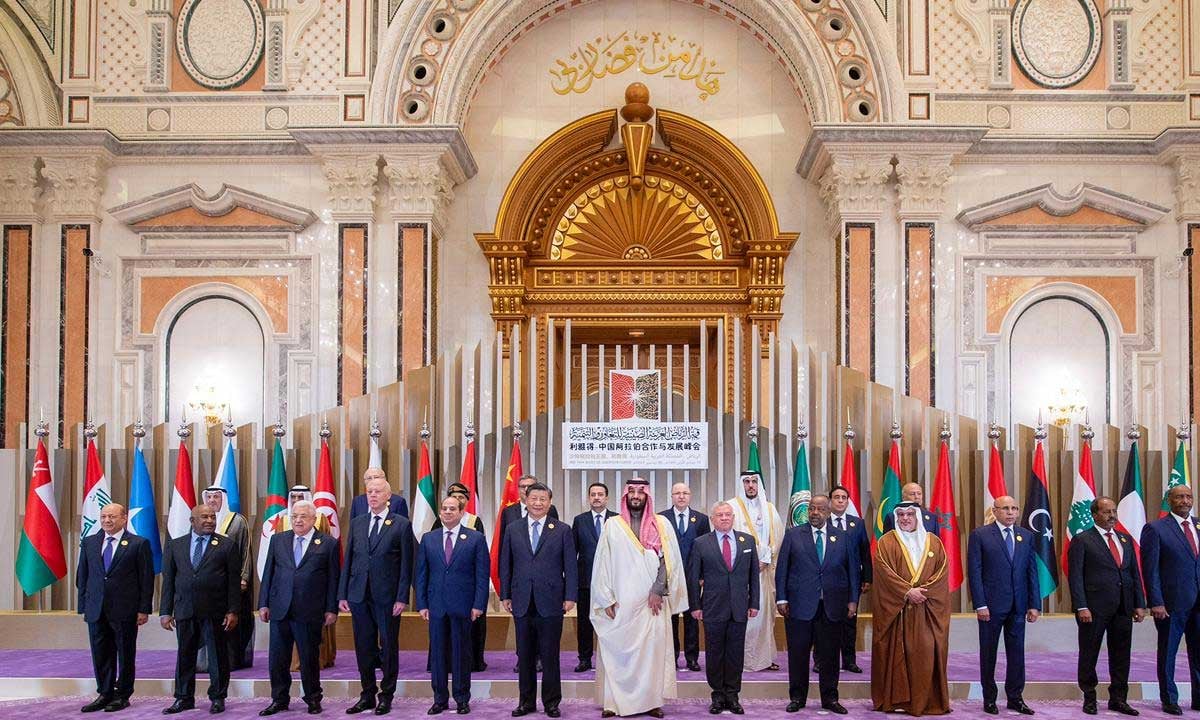 ولي العهد يتوسط الصورة التذكارية لقادة ورؤساء وفود «قمة الرياض العربية- الصينية للتعاون والتنمية»