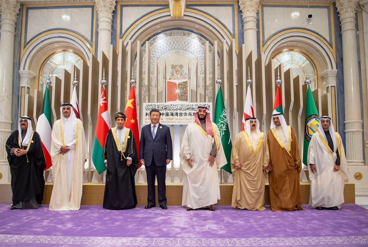 أمير قطر يهنئ خادم الحرمين وولي العهد بنجاح قمم الرياض الثلاث