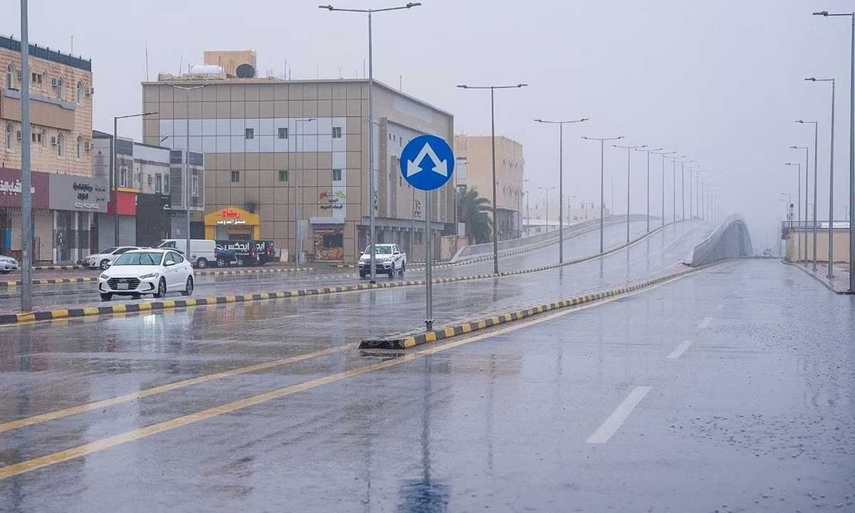 الحصيني يتوقع استمرار حالة «مدرار» وينصح المتنزهين بالابتعاد عن تجمعات السيول