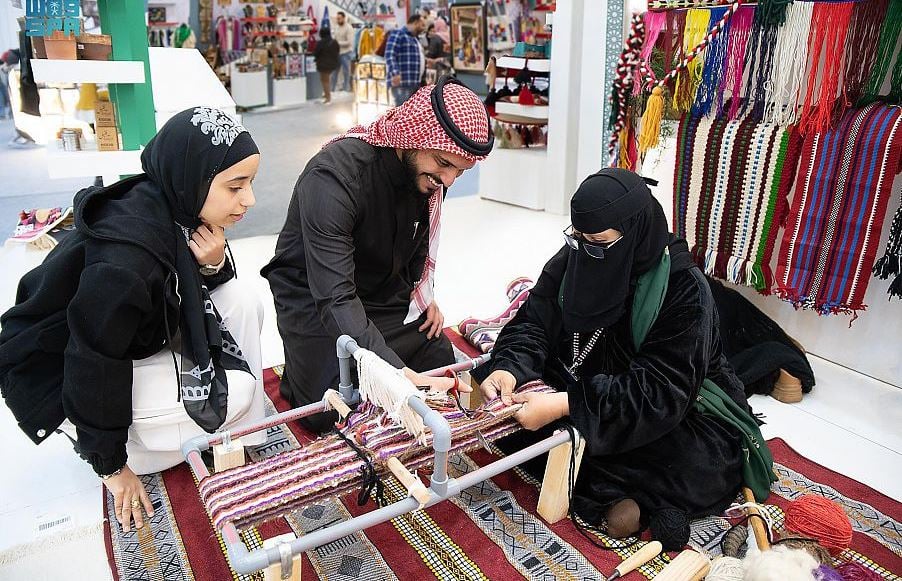 
حياكة "السدو" تجذب زوار المعرض العربي للأسر المنتجة بمصر
