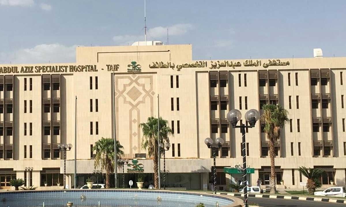 جراحة ناجحة لإغلاق تسريب من معدة مريضة بالطائف