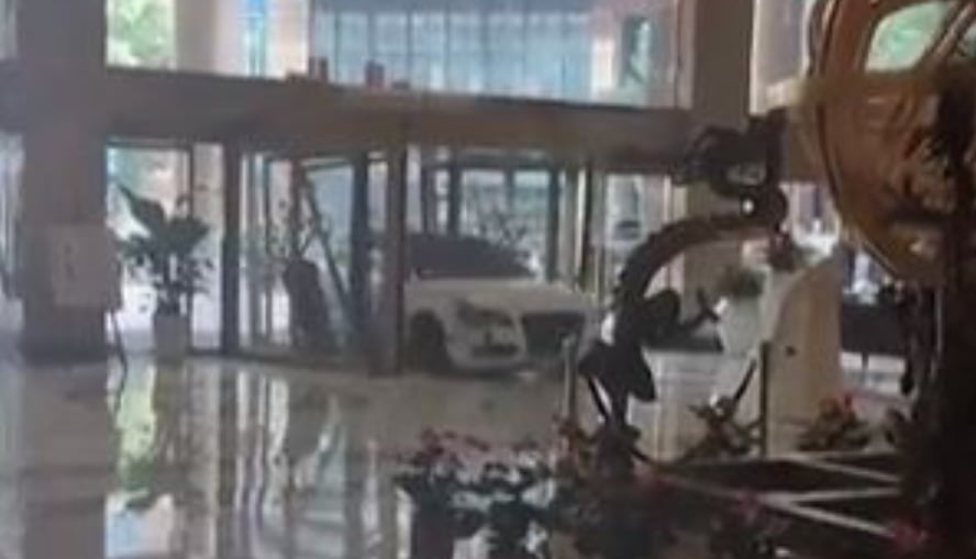 بسبب فقدانه كمبيوتر.. رجل يقتحم فندق بسيارته في مدينة شنجهاي الصينية (فيديو)