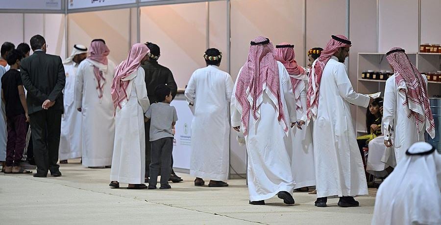 بالصور.. إقبال من المتسوقين والزوار على فعاليات مهرجان عسل جازان