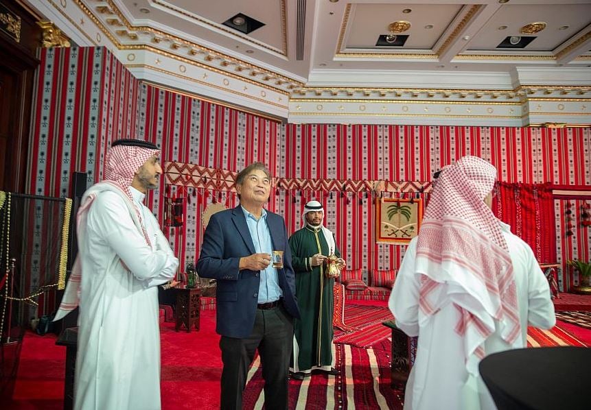 بالصور.. «البيت السعودي» بالمنامة يُعرِّف زاوَّرَه بملف استضافة المملكة كأسَ آسيا 2027