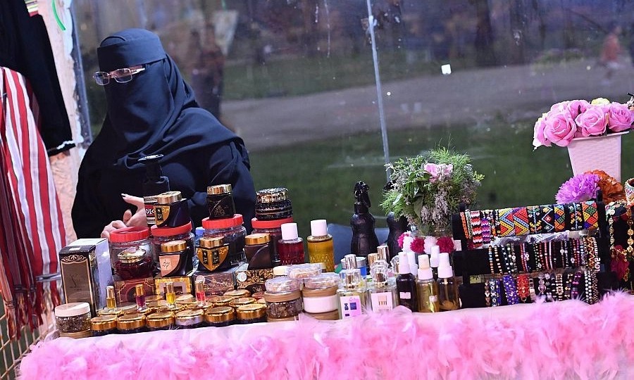بالصور.. زوار مهرجان «شتاء جازان 23» يتوافدون على القرية التراثية