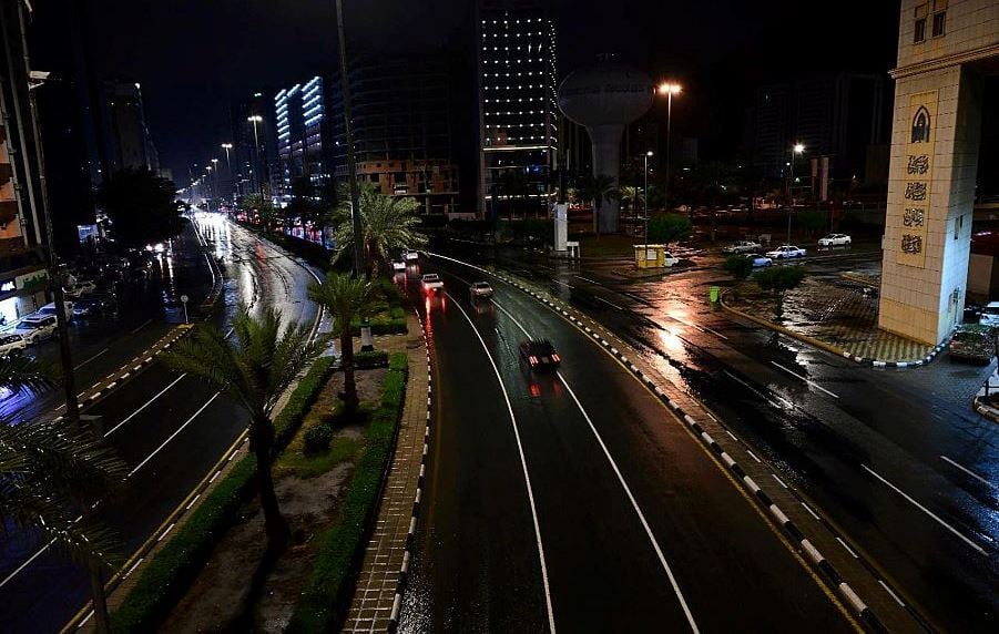 هطول أمطار غزيرة على مكة وخفيفة بجازان