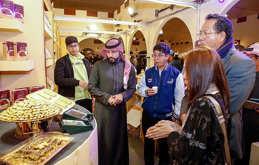 سفير تايلند بالمملكة يزور مهرجان تمور الأحساء ويثمن التنوع الإنتاجي