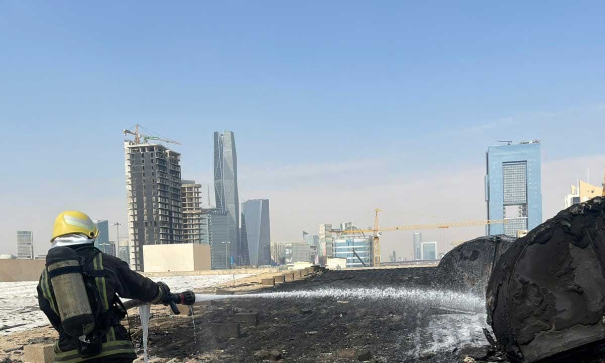 إخماد حريق اندلع في سطح مبنى تجاري خاضع لأعمال الصيانة بالرياض