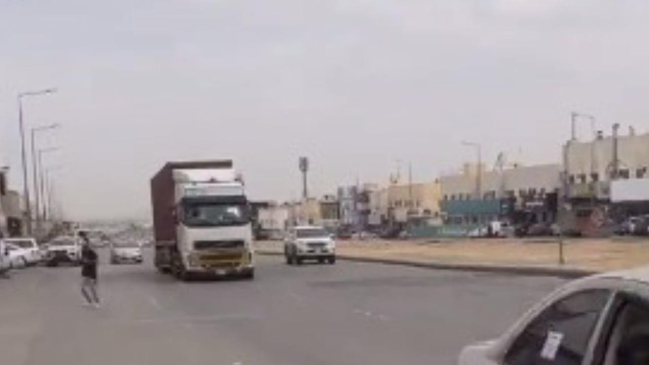 سائق شاحنة يدخل أحد أحياء الرياض وقت خروج طلاب المدارس 