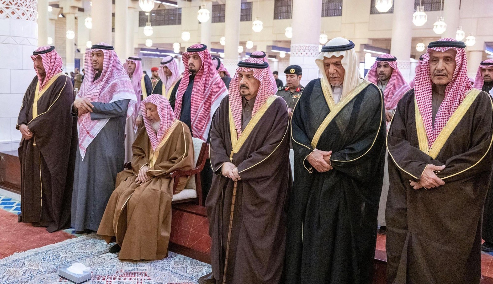 أمير الرياض يؤدي صلاة الميت على الأمير عبدالإله بن سعود بن عبدالعزيز