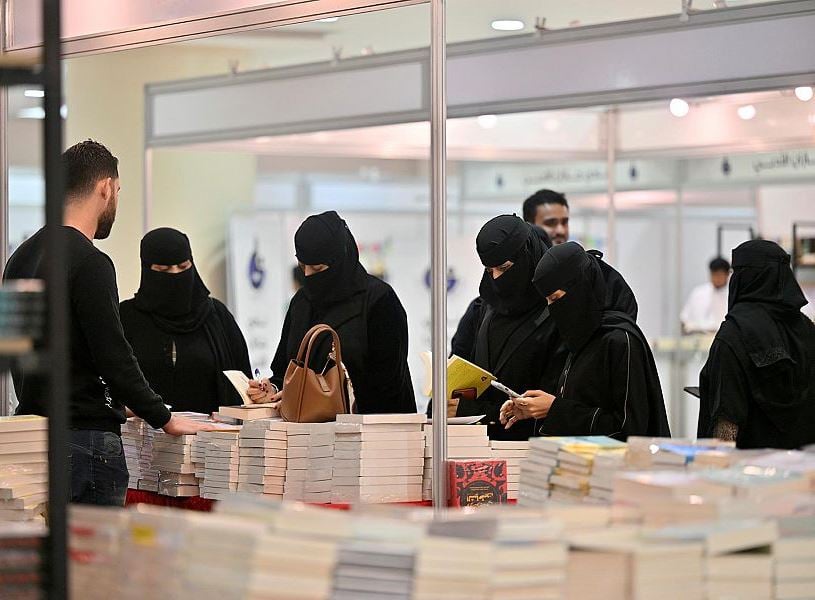 بالصور.. إقبال كبير على معرض الكتاب بمهرجان شتاء جازان 