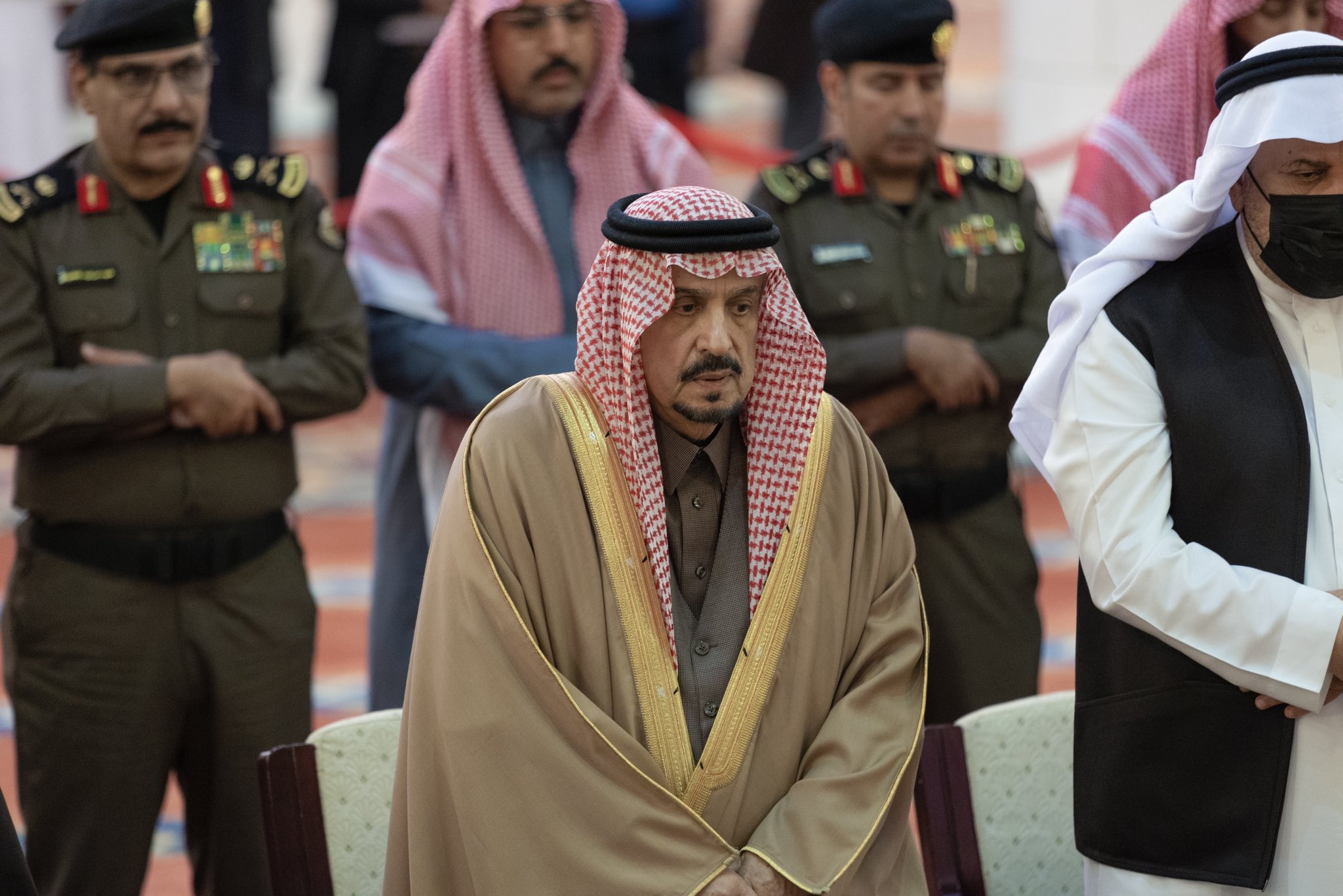 أمير الرياض يؤدي صلاة الميت على الأميرة هيا بنت سعود بن عبدالله