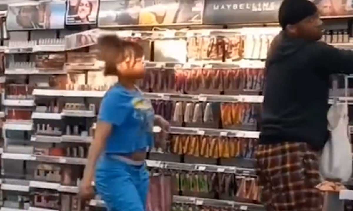 في وضح النهار.. شخصان يسرقان متجراً لمستحضرات التجميل في كاليفورنيا (فيديو)