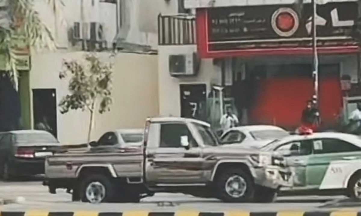 مرور الرياض يضبط مركبة ظهر قائدها في فيديو وهو يمارس التفحيط 