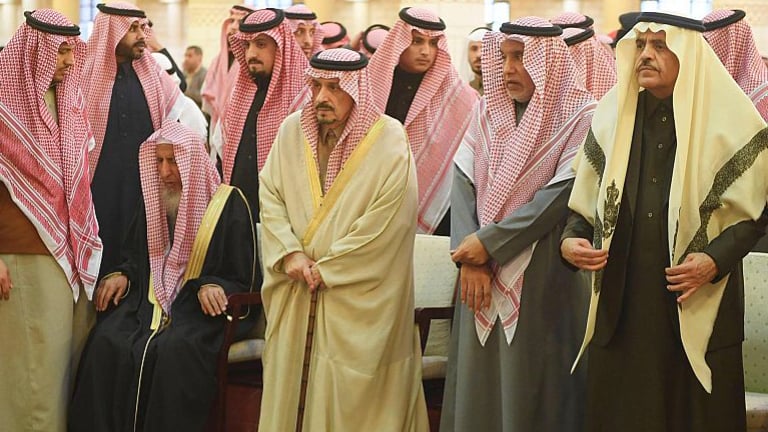 بالصور.. أمير الرياض يؤدّي صلاة الميت على والدة الأمير فيصل بن مشاري بن محمد بن عياف