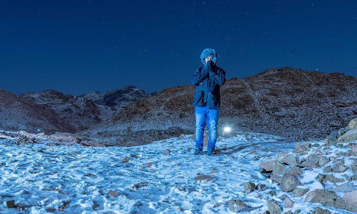 بالصور.. الثلوج تكسو مرتفعات جبل اللوز بمنطقة تبوك