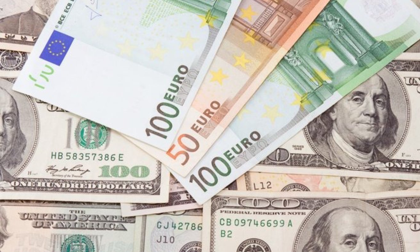 الدولار يتراجع ويقترب من أدنى مستوى له منذ 9 أشهر أمام اليورو