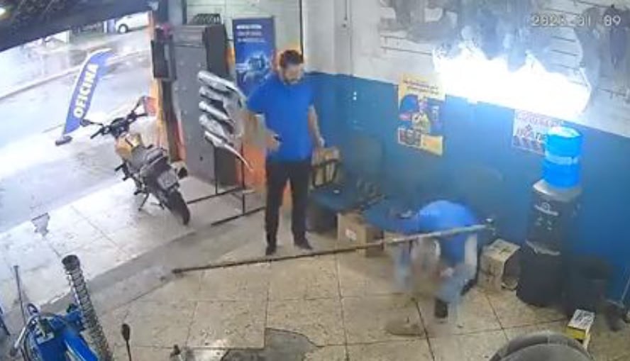حصد ملايين المشاهدات.. فيديو طريف لعامل مع مديره داخل ورشة