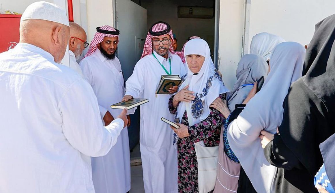 رئاسة شؤون الحرمين تخصص مواقع لتوزيع نسخ القرآن الكريم داخل المسجد الحرام